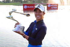 Danielle Kang of the US celebrates with her trophy after winning the Shanghai LPGA golf tournament in Shanghai on Oct. 20, 2019. 