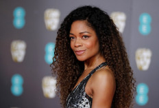 British actress Naomie Harris poses on the red carpet upon arrival at the BAFTA British Academy Film Awards at the Royal Albert Hall in London on February 2, 2020.