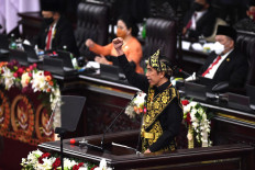 Going traditional: President Joko “Jokowi” Widodo dressed in a traditional Indonesian traditional costume from Sabu, East Nusa Tenggara gestures as he delivers a speech ahead of the 75th Independence Day, at the People’s Consultative Assembly/House of Representatives compound in Jakarta on Friday.