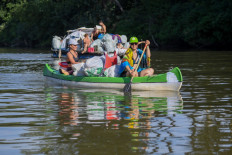 Rowers dredge waste in days-long Hungary race