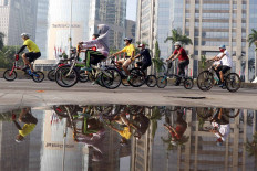 Cyclists ride along Jl. Sudirman in Jakarta on Aug. 9. Although the Jakarta administration has canceled the regular Car Free Day (CFD) on Jl. Sudirman and Jl. MH Thamrin, the area is still packed with people who want to exercise. 