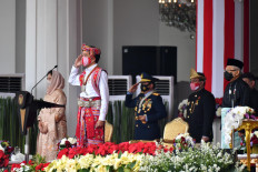 Jokowi&rsquo;s traditional attire draws attention to forced eviction of indigenous group