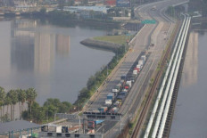 Singapore PM warns against turn inwards as anxiety over foreigners grows