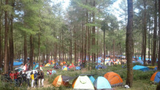 More than 15,000 hikers swamp Mt. Bawakaraeng in South Sulawesi to celebrate Independence Day