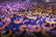 China partygoers cram into Wuhan water park