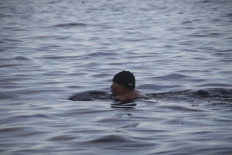 Civil servant swims 13th Indonesia-Malaysia crossing on Independence Day