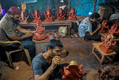 Indian Muslim artisan fights virus slowdown with Hindu idols