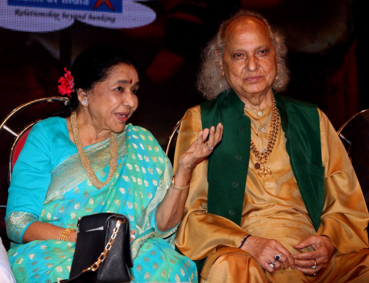 Indian playback singer Asha Bhosle (left) gestures as she speaks with Indian classical vocalist Pandit Jasraj at the &lsquo;Hridaynath Mangeshkar Awards&rsquo; in Mumbai on October 26, 2016.