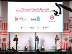 Accelerating MSME businesses: Small and Medium Enterprises and Cooperatives Minister Teten Masduki (left), State-Owned Enterprises (SOEs) Minister Erick Thohir (center) and National Public Procurement Agency chairman Roni Dwi Susanto (right) speak during an online press conference in which they launched the micro, small and medium enterprises (MSMEs) digital marketplace PaDi UMKM platform on Aug. 17 in Jakarta. The launch of the new platform, seeking to help local MSMEs tap into new markets, was also witnessed by Coordinating Maritime Affairs and Investment Minister Luhut Pandjaitan via video conferencing.