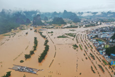 China evacuates 100,000 as floods threaten heritage site