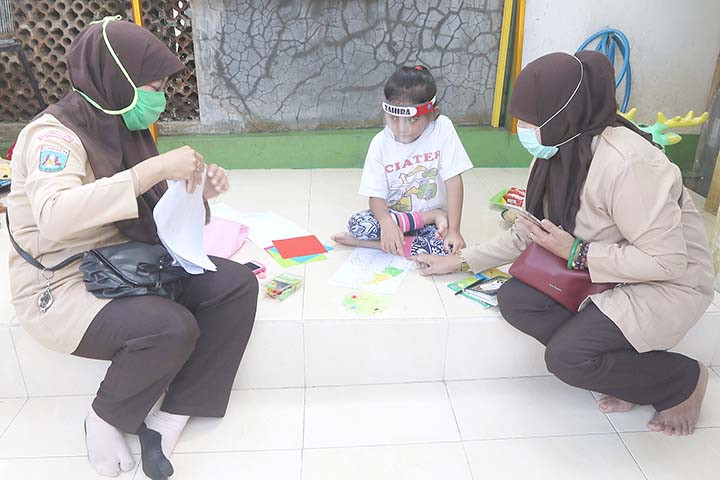 Home school: Teachers of the Al Amanah Kindergarten visit and teach a student at her home in Bakti Jaya, South Tangerang, Banten, on Wednesday. Besides visiting students at their respective homes, teachers have also been conducting online classes during the COVID-19 pandemic.