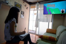 Mexican children go back to school through television