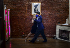 Veronica Pascual (L) and Sergio Saucet dance tango in their house in Buenos Aires, on August 24, 2020. 