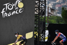 Team Jumbo rider Slovenia's Primoz Roglic (left) and Team Groupama-FDJ rider France's Thibaut Pinot arrive to attend the teams' presentation two days before the start of the 1st stage of the 107th edition of the Tour de France cycling race, in Nice on Aug. 27, 2020.Four teams at the Tour de France face a nervous week after each learning on Tuesday that a staff member had tested positive for the novel coronavirus, as one more positive within a week would see the whole team excluded from the race.