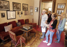 Visitors stand in front of a coach displayed at the Freud Museum, dedicated to the psychoanalysis founder Sigmund Freud , in Vienna, on September 19, 2014 as Vienna commemorates the 75th anniversary of Freud's death. 
