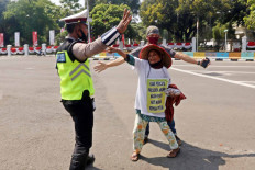 A farmer attempts to enter the State Palace compound in Central Jakarta on Aug. 26 as dozens of others from Simalingkar and Sei Mencirim in Deli Serdang regency, North Sumatra, stage a rally to implore President Joko “Jokowi” Widodo to help them regain their land, which they claim was seized by state-owned plantation company PTPN II. JP/Dhoni Setiawan