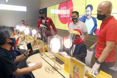 Loyalty is key: Indosat Ooredoo Greater Jakarta head Edi Riyanto (left), senior vice president (SVP) and head of retail and device management M. Andre Reinaldy (second left) as well as SVP and head of customer experience and service operation Philip Joseph talk with customers at the Indosat Ooredoo office in Jakarta in this undated photo.