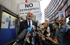 Assange extradition hearing resumes in London
