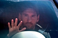 Barcelona's Argentinian forward Lionel Messi waves as he leaves his home for the Joan Gamper Ciutat Esportiva in Sant Joan Despi near Barcelona to attend a training session on September 7, 2020. - Lionel Messi arrived at Barcelona's training ground today as he begins to reintegrate with the team following his failed attempt to leave the club this summer. 