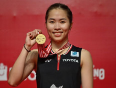 Ratchanok Intanon of Thailand poses with her gold medal at the winner's podium after defeating Carolina Marin of Spain in their women's singles final match at the Indonesia Masters badminton tournament in Jakarta on Jan. 19, 2020. Thailand have withdrawn from badminton's Thomas and Uber Cups after former world champion Ratchanok Intanon and other players pulled out over coronavirus fears, an official and her coach said.