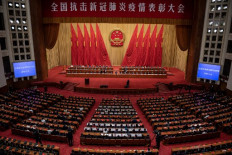 Chinese President Xi Jinping (center) delivers a speech during a ceremony to honor people who fought against the COVID-19 coronavirus pandemic, at the Great Hall of the People in Beijing on September 8, 2020. 