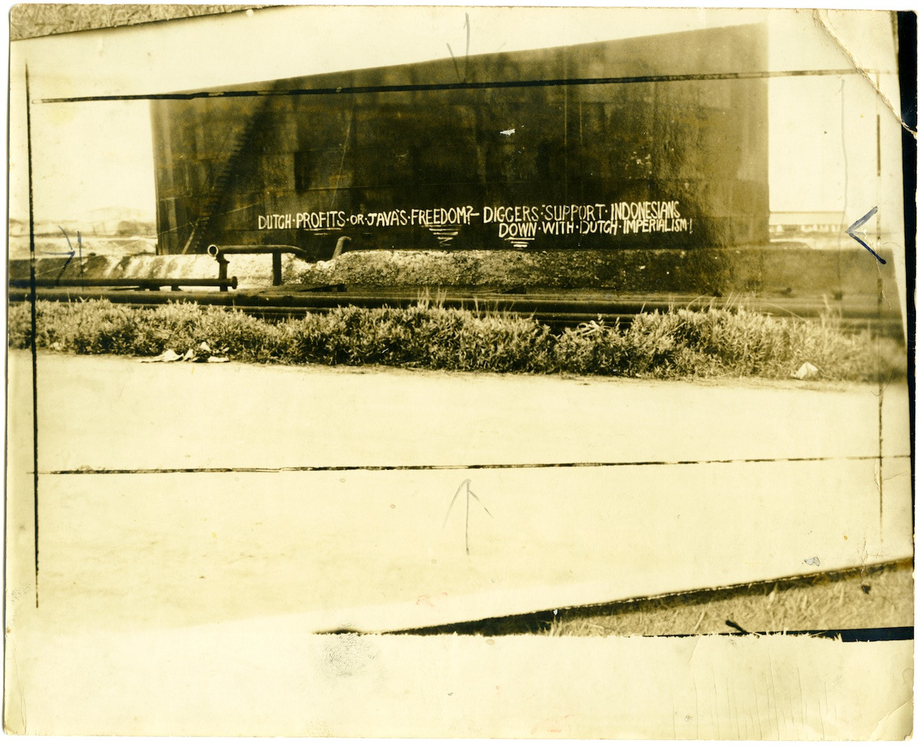 Australian workers join the boycott by carrying out demonstrations on the streets, spraying graffiti on walls to support Indonesian independence.