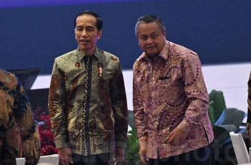President Joko “Jokowi” Widodo (left) shares a light moment with Bank Indonesia (BI) Governor Perry Warjiyo on the sidelines of the annual BI meeting in Jakarta on Nov. 28, 2019.