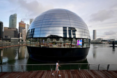The new store features baffles - spherical strips of metal that act as massive blinds - that protect visitors' eyes from the sun's blinding rays. 
