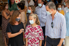 Spanish King Felipe VI (R) and his daughter Spanish Crown Princess Leonor (C) speak to a staff member during a visit to the Naum cultural centre in Palma de Mallorca on August 11, 2020.

