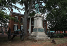 Charlottesville removes Confederate statue near site of white supremacist rally