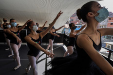 Brazil slum ballet school taps resilience to survive pandemic