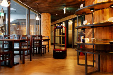 AI robot serves customers at Seoul restaurant