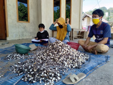 Students without access to distance learning may return to school: Nadiem