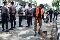 From sweeping to digging, Indonesia gets creative in handling violators of COVID-19 protocols