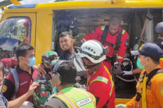 Injured helicopter crew rescued from Papua river basin