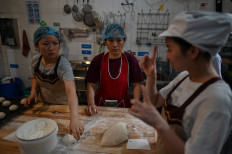 German bakery helps deaf Chinese earn their daily bread