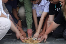 Thai protesters vow to fight after 'people's plaque' removed