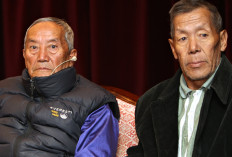 Nepalese mountaineer Min Bahadur Sherchan, 78, who holds the Guinness World Record as the oldest man to climb Mount Everest (L), and veteran mountaineer Ang Rita Sherpa (R) attend a press conference in Kathmandu on November 29, 2009, to announce a Nepalese cabinet meeting scheduled to be held on the foothills of Everest next week. 