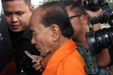 Ex Riau governor, graft convict Annas Maamun walks free following clemency