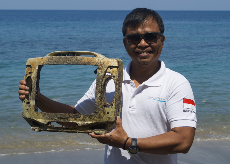 Look what I’ve found: Volunteers who clean Senggigi Beach every week are often surprised at the trash they find under water, including things as disgusting as dirty diapers. This man found a rusty television frame.