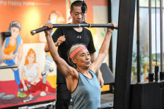 'Hardcore grandma': Aging fitness buff proves hit in China