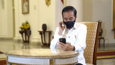 President Joko 'Jokowi' Widodo talks to a pulmonologist who works at a COVID-19 referral hospital in Jakarta through a video call on Sunday.
