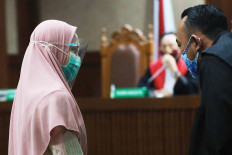 Pinangki Sirna Malasari has a conversation after a hearing in the Jakarta Corruption Court on Sept. 23. Prosecutor Pinangki is accused of accepting bribes amounting to US$500,000 from graft convict Djoko Soegiarto Tjandra for conspiring to secure an acquittal for him from the Supreme Court. JP/Dhoni Setiawan