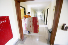 More beds needed: A worker prepares rooms for COVID-19 patients at Graha Wisata Ragunan in South Jakarta on Tuesday. The Jakarta administration is preparing 76 rooms with a capacity for 152 patients.