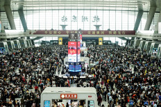 Passengers wait for their trains one day ahead of an eight-day national holiday marking China's National Day and the Mid-Autumn Festival at Hangzhou East train station, in China's eastern Zhejiang province on September 30, 2020.
