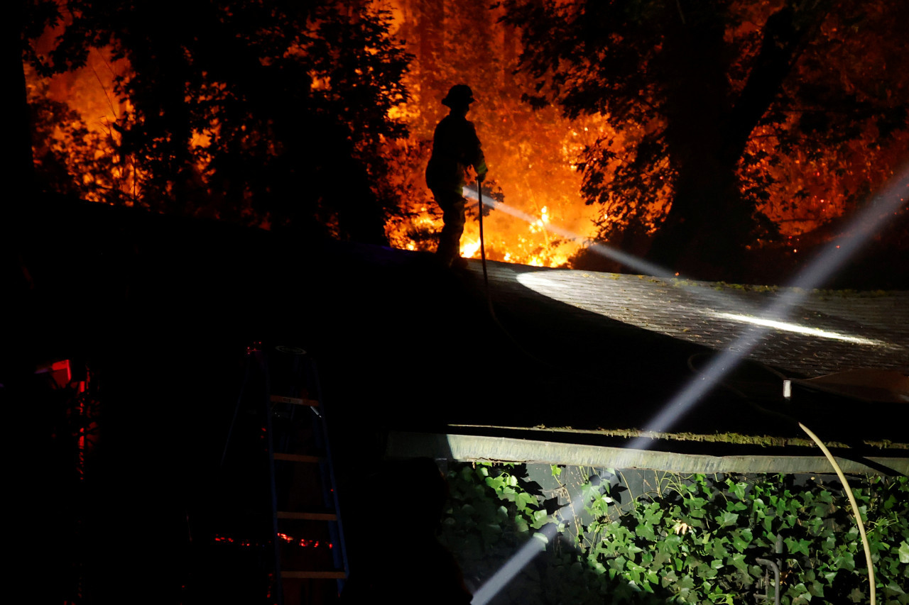 Firefighters make headway in California wine country, 'gigafire' reaches 1 million acres