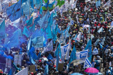 International labor union federations write to Jokowi to protest omnibus law