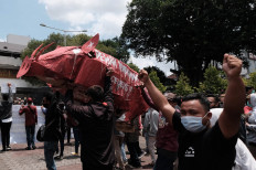 Seeing red: Protesters hold a giant effigy of a wild boar during a protest against the Job Creation Law on Thursday, October 8. 2020 at the Yogyakarta Legislative Council in Malioboro, Yogyakarta. JP/Donny Fernando
