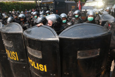 Body shield: Police officers use their shields to form a riot line during a protest on Wednesday, October 7.2020 organized by the Tangerang Workers Alliance on Jl. Daan Mogot in Tangerang, Banten. Nationwide protests have been held from Tuesday to Thursday since the Job Creation Law received final approval from the House of Representatives on Monday. JP/Dhoni Setiawan