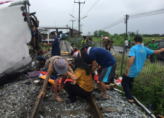 17 dead in Thailand bus-train collision